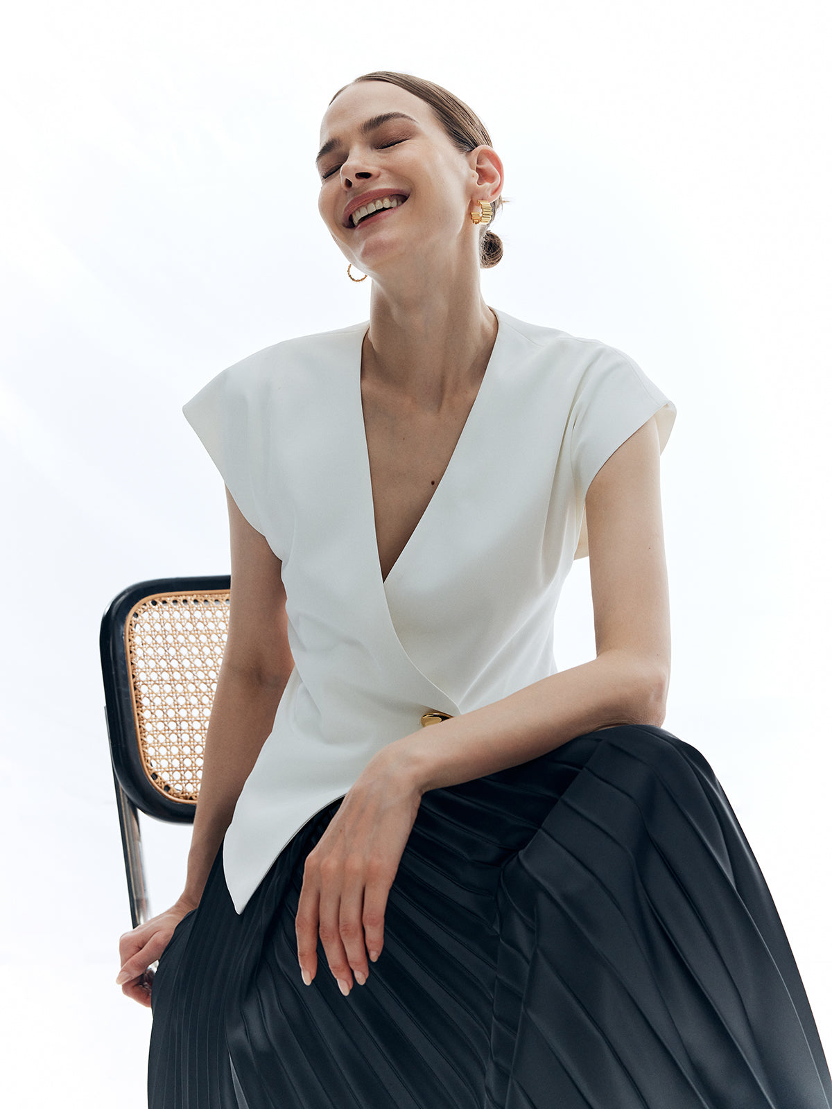 V Yaka Metal Düğmeli Kolsuz Gömlek Beyaz