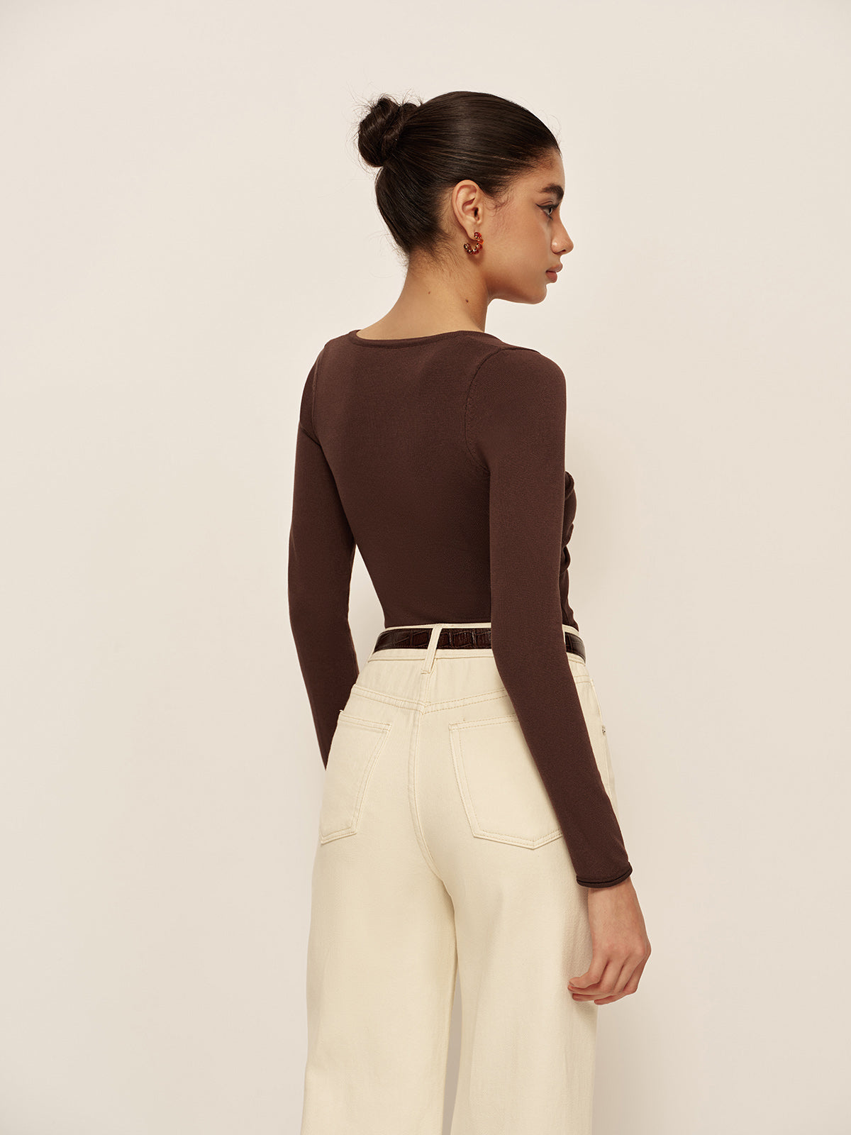 V Yaka Kesik Detaylı Plise Triko Üst Koyu Kahverengi Dar Kesim