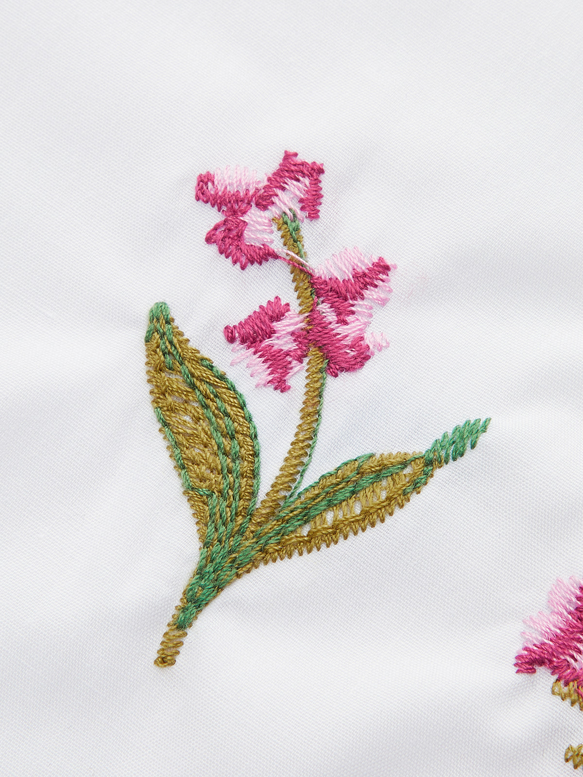 Nakışlı Puf Kol Bluz Beyaz Fiyonk Detaylı V Yaka