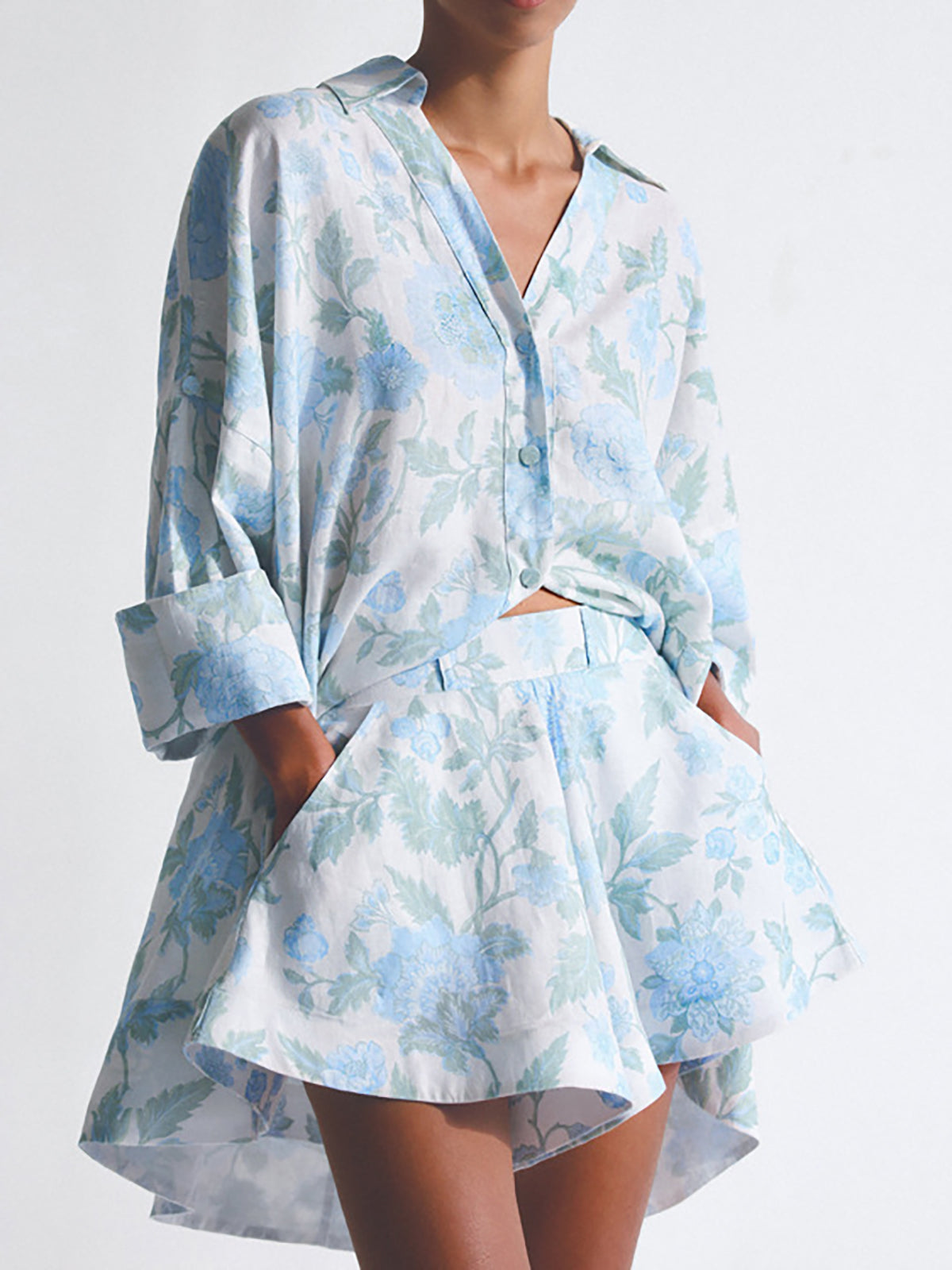 Çiçek Desenli Kemerli Şort Takımı Mavi V Yaka