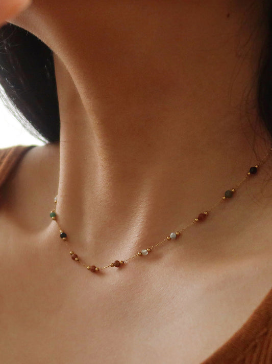 Renkli Boncuklu Bağlantılı Kolye Altın Yeşil Kristal Detaylı
