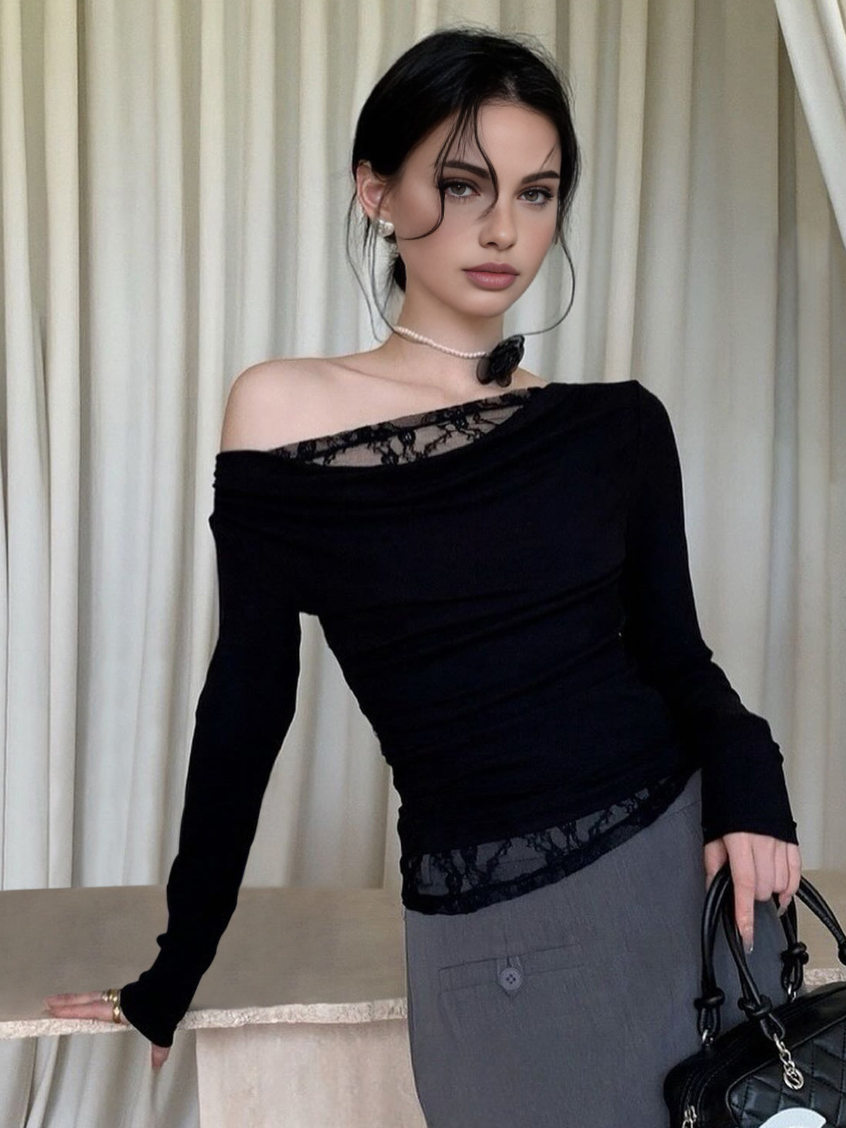 Asimetrik Yaka Dantel Panelli Uzun Kollu Bluz Siyah