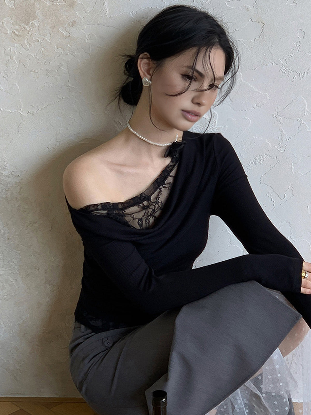 Asimetrik Yaka Dantel Panelli Uzun Kollu Bluz Siyah