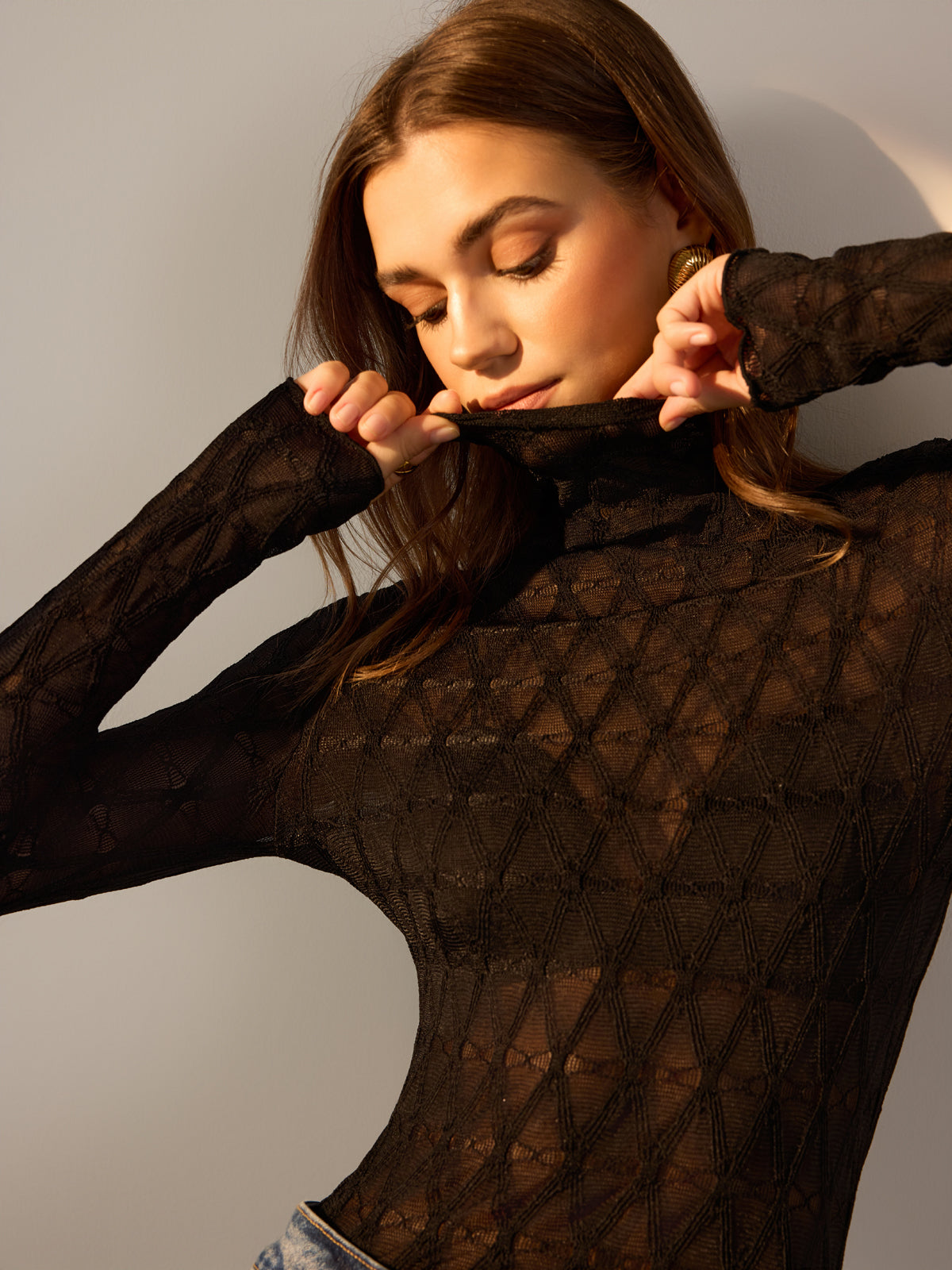 Marul Trimli Yarı Şeffaf Dokulu Bluz Siyah Uzun Kol