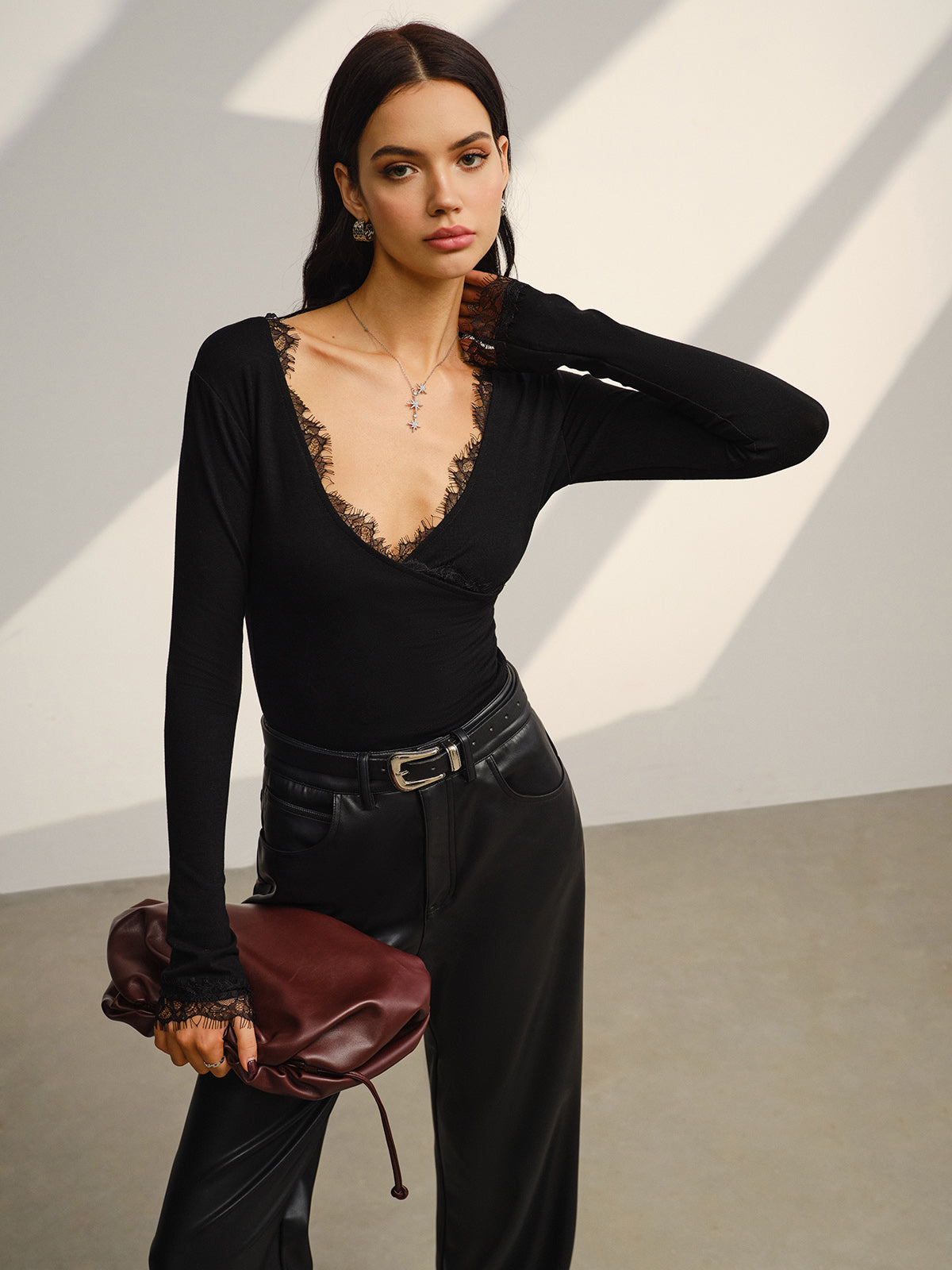 V Yaka Dantel Detaylı Jarse Bluz Siyah Uzun Kollu