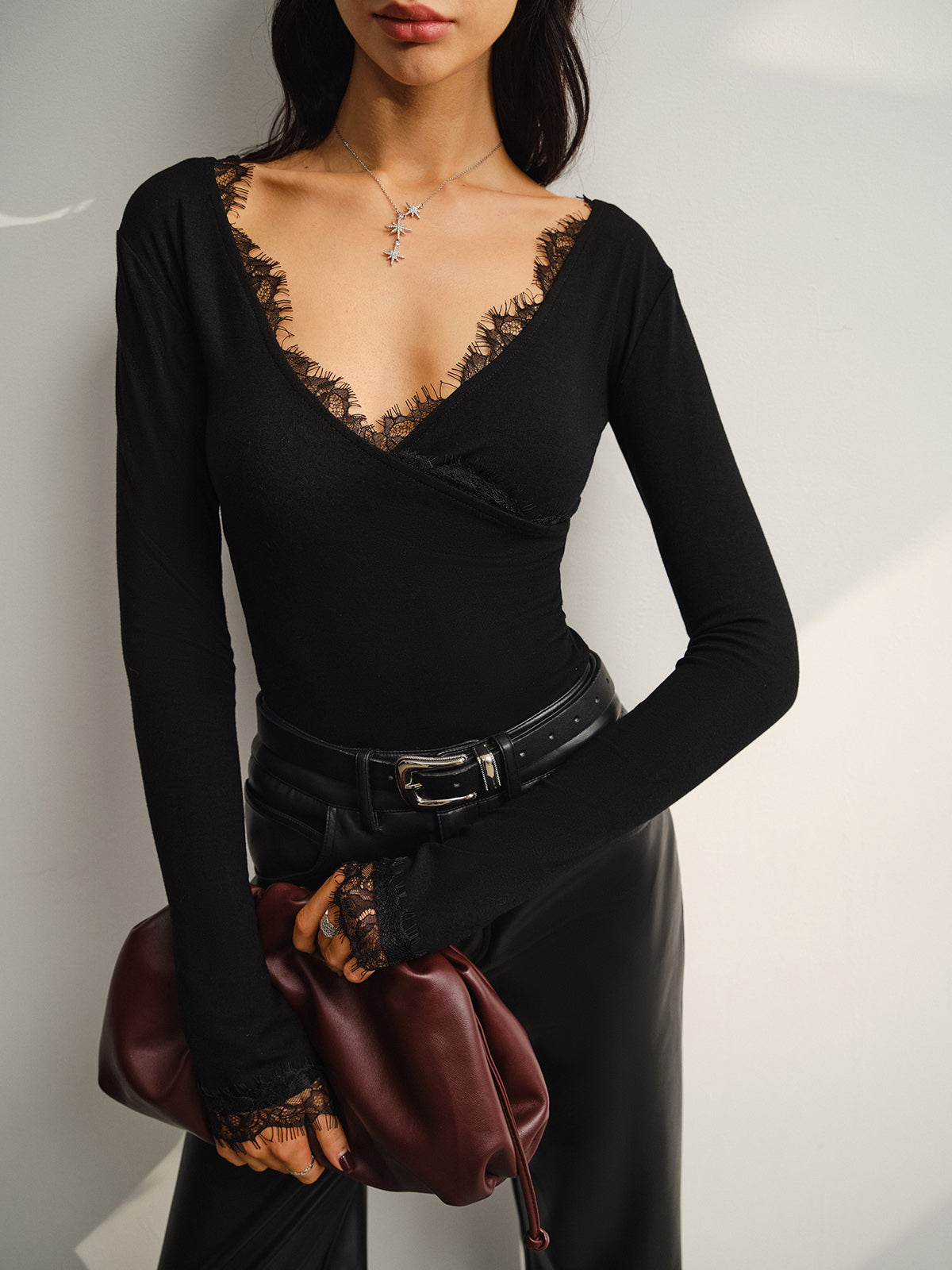 V Yaka Dantel Detaylı Jarse Bluz Siyah Uzun Kollu