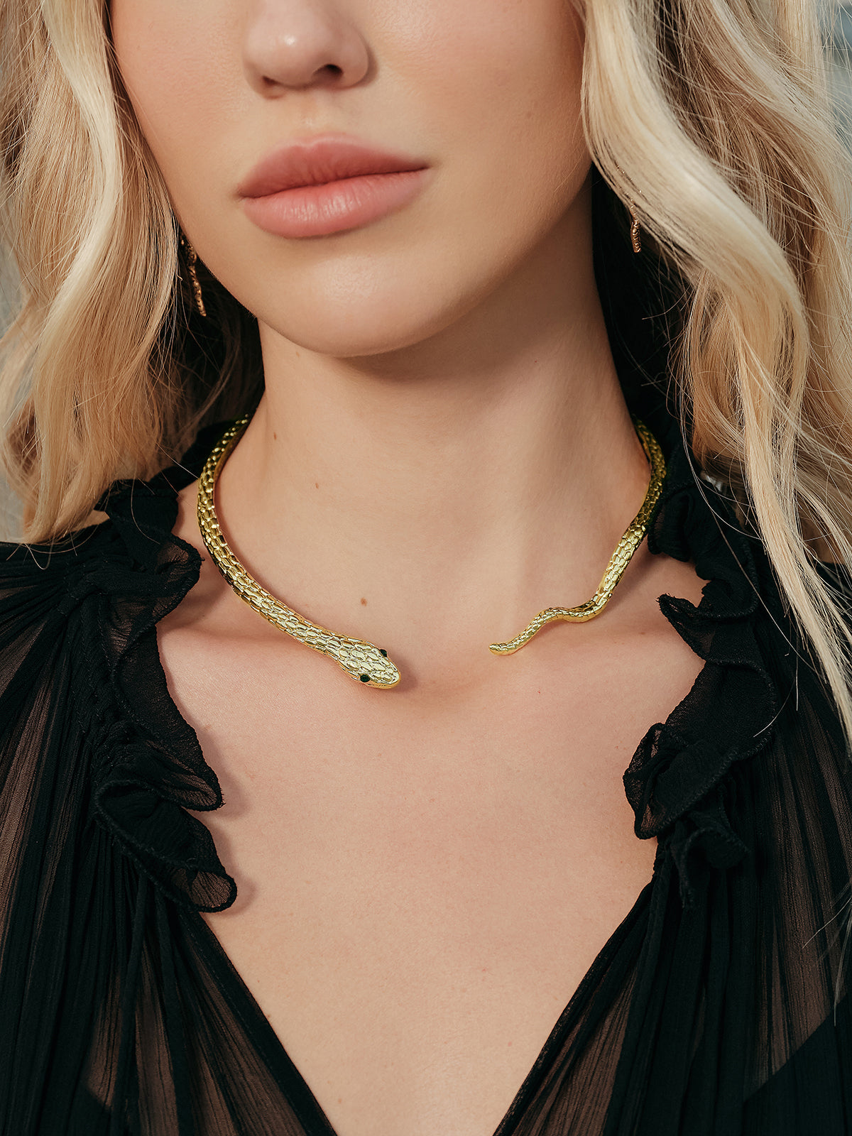 Şık Yılan Esintili Choker Kolye Altın Alaşım