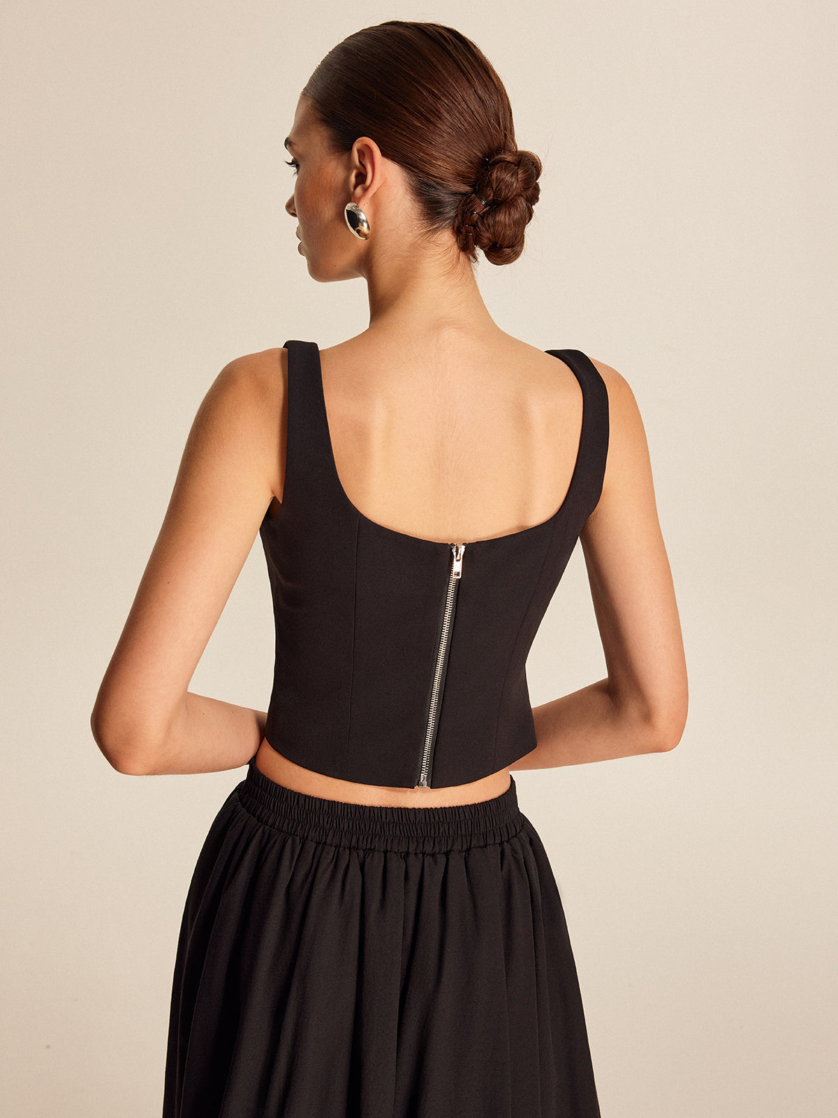 Kristal Taşlı Çiçekli Kare Yaka Kolsuz Bluz Siyah