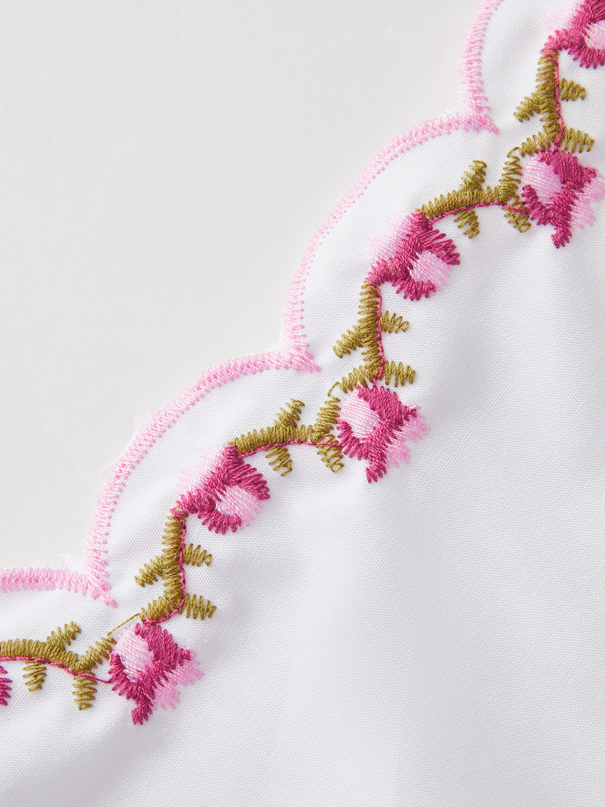 Nakışlı Puf Kol Bluz Beyaz Fiyonk Detaylı V Yaka