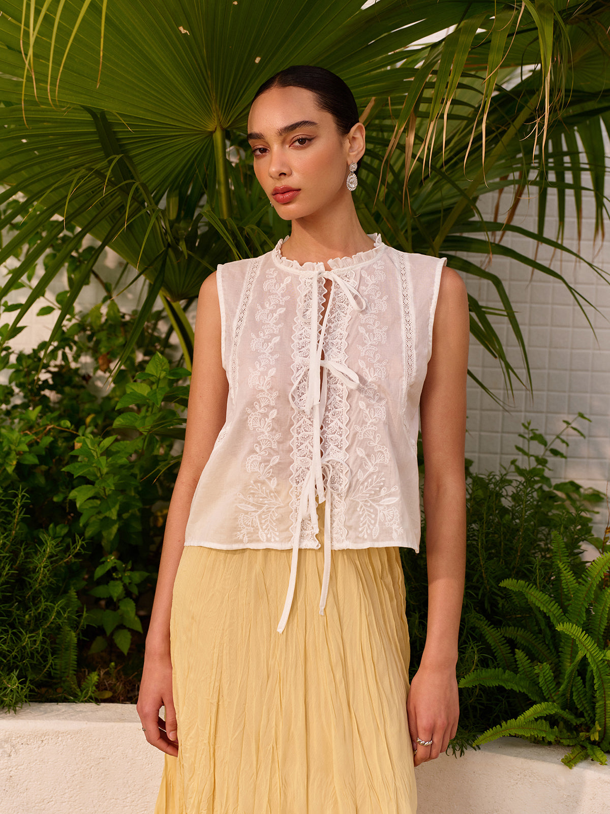 Nakışlı Dantel Kolsuz Bluz Beyaz Yarı Şeffaf